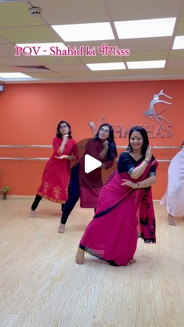 Easy Reels Ideas, Simple Saree Look For Wedding, Simple Reels Ideas, Simple Indian Dress, Wedding Dresses Simple Indian, Simple Dance Steps, New Dress Design Indian, Modern Blouse Designs, Couple Dance Songs