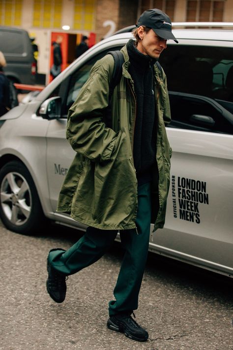 Street Style from London Fashion Week Men’s Fall 2018 Shows Military Style Outfits, London Fashion Week Mens, Outfit Essentials, Americana Vintage, London Fashion Week Street Style, Mens Fashion Edgy, Outfit Vintage, Clothing Outfits, Mens Parka