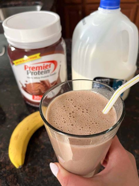 You'll love this Chocolate Banana Protein Shake for an easy and healthy breakfast or snack to take on-the-go! The combination of chocolate and banana is so tasty. Easy Chocolate Banana Protein Smoothie, Chocolate Peanut Butter Banana Protein Shake, Banana Chocolate Protein Shake, Banana Pudding Protein Shake, Chocolate Banana Protein Shake, Protein Shake Breakfast, Protein Shake Banana, Easy Protein Shake Recipes, Chocolate Protein Shake Recipes