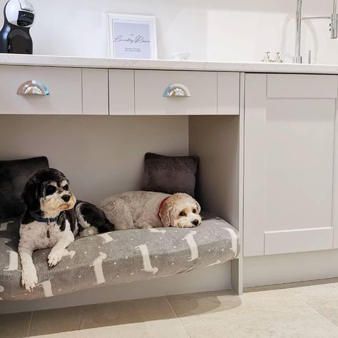 Built In Dog Bed, Dog Room Design, Boot Room Utility, Utility Room Storage, Small Utility Room, Utility Room Designs, Dog Bedroom, Dog Spaces, Kitchen Utilities