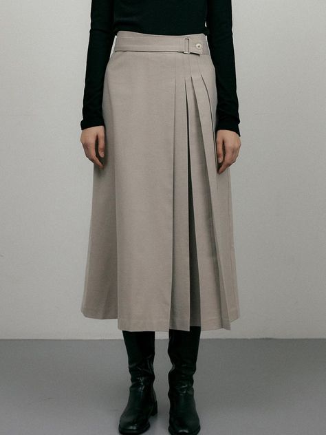 This is a long skirt featuring a modified pleat design on the front and tone-on-tone buttons. It is a high-waisted design without a separate waistband, with belt details added to the top of the front. It is worn with a concealed zipper in the center of the back plate and comes in two sizes: S and M. Made of poly-rayon blend material containing wool with a brushed feel on the outsideFinished with full liningA neat silhouette is created with a dart line at the back of the waist. Long Knife, Knife Pleated Skirt, Pleats Skirt, Knife Pleat, Box Pleat Skirt, Over 60 Fashion, Des Roses, 60 Fashion, Line At