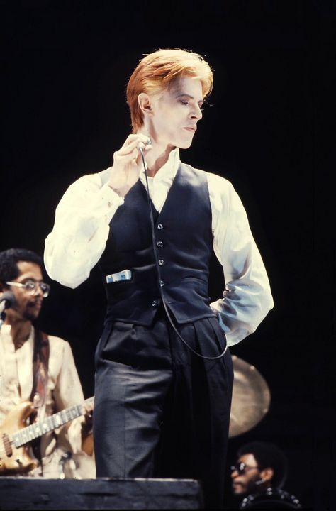 David Bowie News on Twitter: "David Bowie, Los Angeles, 1976 by Neil Zlozower.… " Angela Bowie, Duncan Jones, Station To Station, Gilet Costume, Ziggy Stardust, Glam Rock, 인물 사진, David Bowie, David Jones