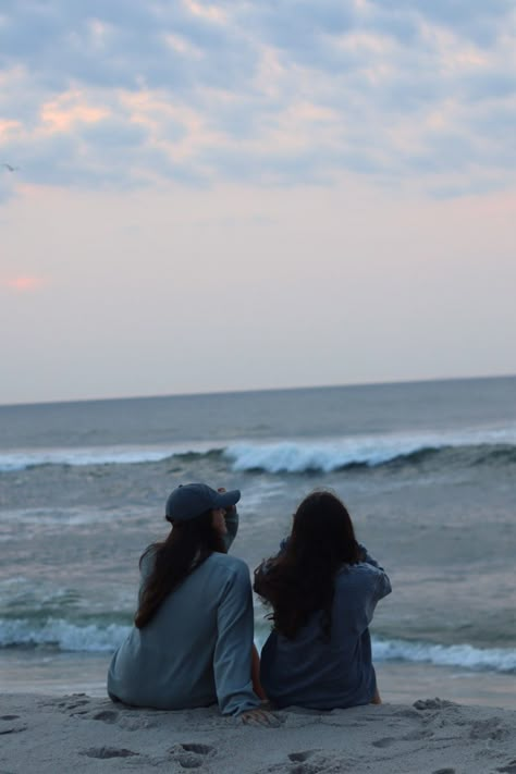 Beach Pictures Poses With Bestie, Ocean Pics With Friends, Beach Basics Outfits, Pics To Take With Your Bff At The Beach, Friendship Asthetic Pics, Aesthetic Beach Photos With Friends, Beach Pic With Friends, Beach Bestie Pics, Beach Photoshoot Ideas Friends