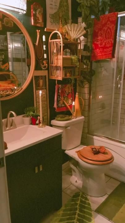 Indie Bathroom Decor Retro Vintage, Black Maximalist Bathroom, Opalhouse Bathroom Ideas, Maximalistic Bathroom, Maximalist Wallpaper Bathroom, Cottagecore Bathroom Small, Romantic Bathroom Aesthetic, Maximalist Interior Bathroom, Cottagecore Interior Design Bathroom