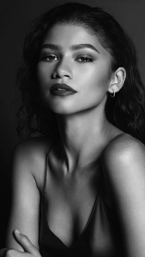 Poses Headshot, Zendaya Photoshoot, Headshot Poses, Zendaya Style, Actor Headshots, Model Inspo, Zendaya Coleman, Black And White Portraits, Black And White Pictures