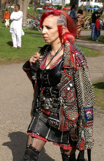 old punks rule Punk Rock Girls, Punk Subculture, Traditional Goth, Cultura Punk, 80s Punk, Punk Culture, Crust Punk, Girl Punk, Street Punk