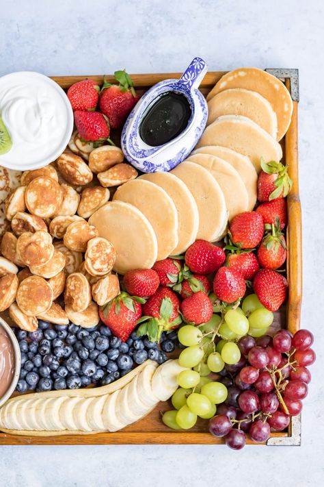 Pancake Platter Ideas, Mini Pancake Board, Pancake And Waffle Charcuterie Board, Pancake Platter Breakfast, Brunch Platter Ideas Parties Food, Fruit And Pastry Charcuterie Board, Continental Breakfast Platter, Pancake Box Ideas, Pastry Board Ideas