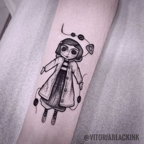 Vitória Marcondes ✷ Tatuadora on Instagram: "✷ coraline ✷ Trabalho feito na Gabi e eu sempre AMO fazer tattoos desse filme maravilhoso 🖤 Agenda aberta • Orçamentos pela dm . . . #coraline #blackworktattoo #blackworkers #darktattoo #coralinejones #coralinemovie" Coraline Doll Tattoo, Coraline Flash Tattoo, Coraline Flash, Flash Tattoo Ideas, Arm Tattoos For Women Forearm, Small Bow Tattoo, Voodoo Doll Tattoo, Coraline Tattoo, Emo Tattoos