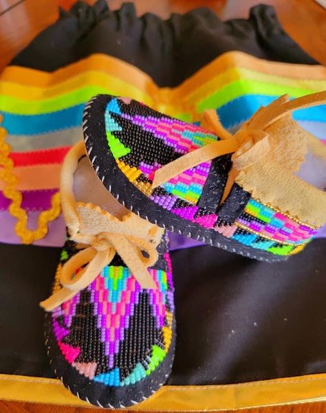 Beaded Moccasins Pattern, Navajo Moccasins, Beaded Baby Moccasins, Native Moccasins, Moccasin Patterns, Fancy Shawl Regalia, Powwow Beadwork, Powwow Outfits, Baby Moccasin Pattern