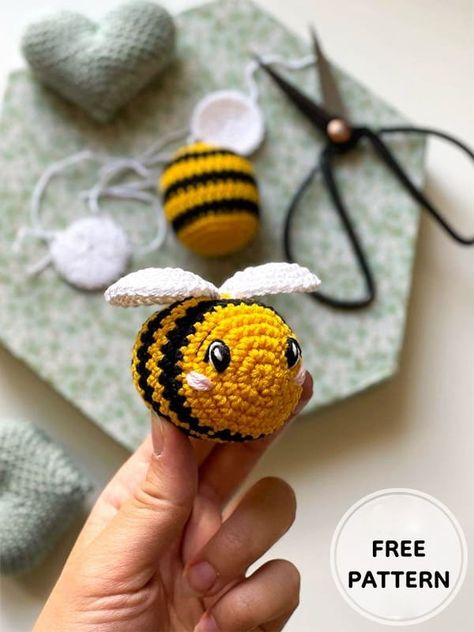 Crochet Fish Patterns, Easy Amigurumi Pattern, Bee Free, Crochet Fish, Crochet Panda, Crochet Keychain Pattern, Crochet Bee, Crochet Gratis, Free Pdf Pattern