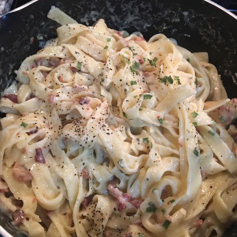 Pasta Carbonara I Carbonara Fettucini Pasta, Food Cravings Pasta, Spaghetti Carbonara Aesthetic, Pasta Carbonara Aesthetic, Carbonara Recipe With Cream, Carbanerra Pasta, Cabanara Pasta, Salty Food Recipes, Carbonara Aesthetic