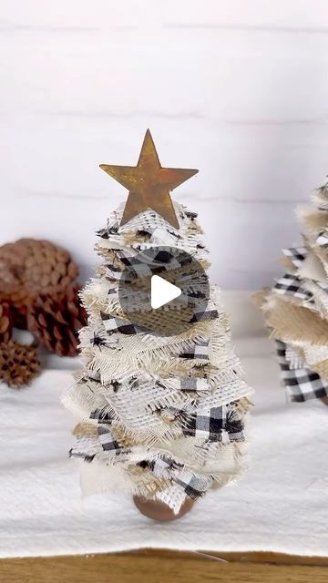 María Isasi on Instagram: "🎄 ARBOLITO DE NAVIDAD 🎄 Hoy gracias al bonito tutorial de @agusgallook , vamos a poder aprender a hacer estos bonitos arbolitos, para decorar nuestras casas estas Navidades.  MATERIALES: 👉🏻 Puedes combinar telas de todo tipo, distintas tramas, texturas, diseños… 👉🏻Como siempre… pegamos todo con un pegamento universal 👉🏻Te paso medidas de los cuadrados que utilicé para uno de los arbolitos, los más grandes 10x10, medianos 7x7 y los más pequeños 4x4. 👉🏻Puedes utilizar un palito chino como yo, o uno de brocheta o también una varilla de madera. 👉🏻La base… una terminal de madera del barral de cortina  #diy #diyprojects #ideas #ideascreativas #handmade #manualidades #navidad #christmas #natal #textil #textiles #casa #project #diycrafts #casadecorada #chris Home Made Xmas Decorations Easy Diy, Adornos Navidad Diy, Cortina Diy, Ideas Para Decorar En Navidad, Kids Craft Room, Christmas Tree Crafts, Navidad Christmas, Christmas Deco, Christmas And New Year