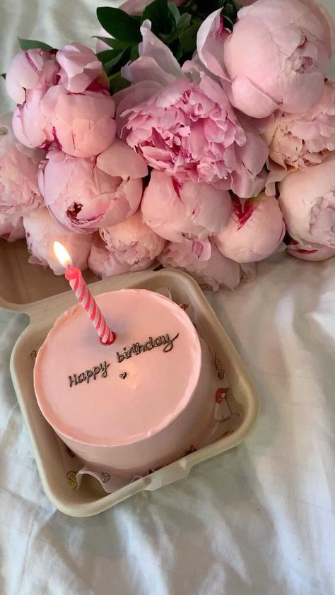 It's My Birthday Instagram, Birthday Cake Video, 19th Birthday Cakes, Happy Birthday Clip, Happy Birthday Cake Images, Cute Birthday Pictures, Birthday Clips, Cute Happy Birthday, Birthday Wishes Cake