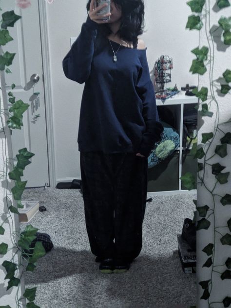 11/12/23 Lazy Streetwear Outfits, Black Baggy Clothes, Comfy Clothes Outfit, Baggy Goth Outfit, Tired Outfit, Outfit Ideas Alternative, Sweatpants Outfit Black, Dark Fits, Grunge Shirts