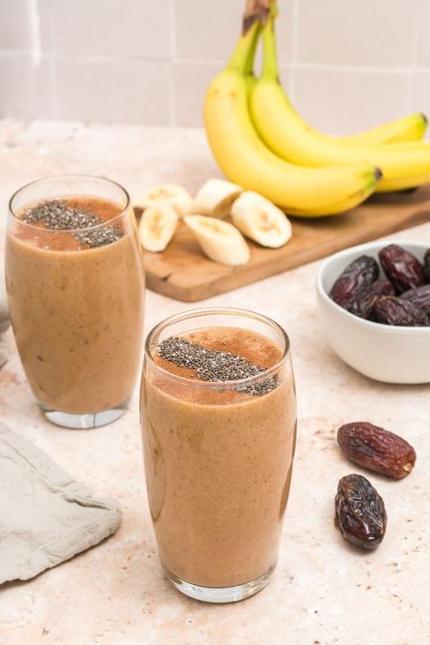 Whip up this healthier salted caramel smoothie when you are in the need of a sweet treat or a bit of a pick-me-up in the afternoon. Loaded with all good things including bananas, dates, peanut butter, cinnamon, and chia seeds, this is one smoothie that will be on repeat in your house. Peanut Butter Date Smoothie, Dates Smoothie, Dates Peanut Butter, Salted Caramel Smoothie, Mango Avocado Smoothie, High Calorie Smoothies, Smoothie Combos, Cashew Smoothie, Peanut Butter Shake