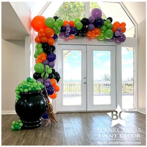 Halloween Balloon Garland Arch with Witches Cauldron Balloon Sculpture for a Baby is Brewing Halloween Baby Shower in Satlellite Beach FL Orange Balloon Garland, Spooky Balloons, Halloween Balloon Garland, Halloween Bunco, Halloween Balloons Decorations, Halloween Party Backdrop, Baby Shower Balloon Arch, Halloween Gender Reveal, Mickey Halloween Party