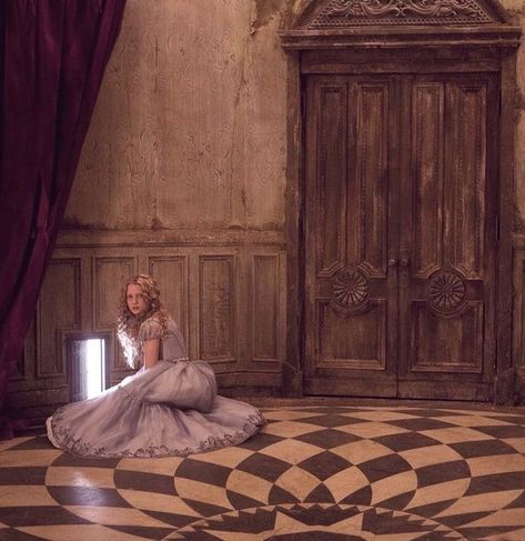 Alice In Wonderland Aesthetic, Tim Burton Style, Mia Wasikowska, Tim Burton Art, Tim Burton Films, Tim Burton Movie, Tim Walker, Sleepy Hollow, Disney Alice