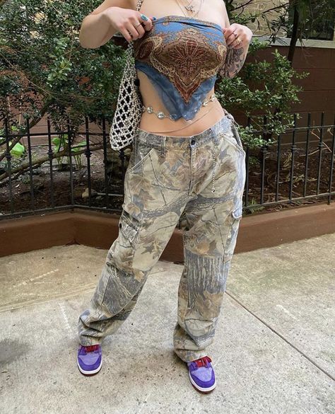 Womens Cargo Trousers, Camo Cargo Pants, 2000s Fashion Outfits, High Waist Fashion, Camo Pants, Women Cargos, Cargo Pants Women, Pantalon Cargo, Mode Streetwear