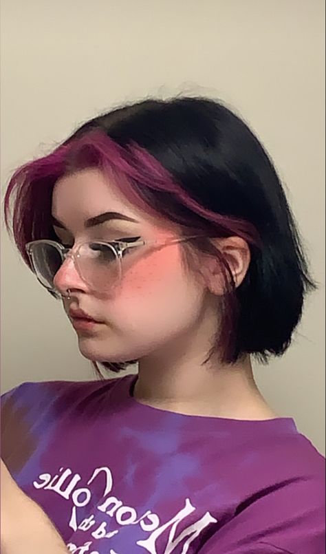 Short Black Hair With Color Underneath, Short Hair With Dyed Bangs, Short Hair With Pink Ends, Violet Hair With Money Piece, Short Hair With Pink Underneath, Short Pink Hair Women, Black And Pink Money Piece, Short Bob Dyed Hair, Split Dye Bob With Bangs