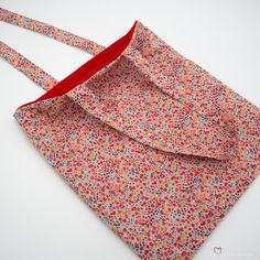 Tuto - Coudre un tote bag réversible en liberty - Au coeur d'une maman Tote Bag Pattern Free, Bags Sewing, Diy Tote, Tote Bag Tutorial, Reversible Tote Bag, Bag Pattern Free, Tote Bags Sewing, Crochet Clutch, Bag Tutorial