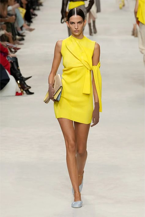 Fendi Spring/Summer 2024 at Milan Fashion Week | Hypebeast Fendi Fashion Show, Milan Fashion Week Runway, Fendi Fashion, Gaun Fashion, Moda Paris, Split Skirt, Spring Summer 2024, Mellow Yellow, Spring 2024