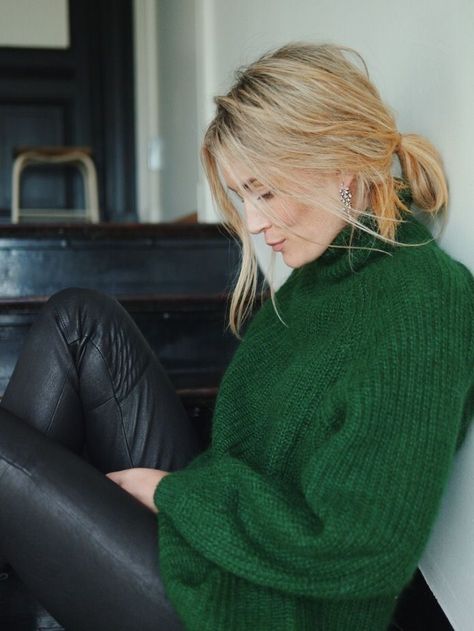 Fashion Inspiration: A dark green knit rollneck and black leather leggings Pullover Sweaters Outfits, Mode Poses, Emerald Green Sweater, Style Vert, Pullover Outfit, Estilo Chic, Wear Green, Mode Inspo, Sweaters And Leggings