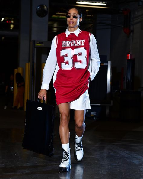 hoop jerseys aren’t easy to style, but i’m kinda messing with the ladies are layering ‘em with a collared shirt. Baseball Jersey Fashion, Jerseys Outfit, Sports Jersey Outfit, Basketball Jersey Outfit, Kobe Bryant Shirt, Baggy Fashion, Basketball Clothes, Fair Play, Jersey Outfit