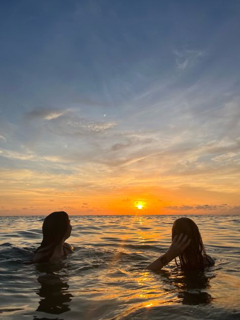 Vision Board Pictures Best Friends, Astetic Summer Photos, Summer Vibe Photos, Beach Asthetics Photos Friends, Aesthic Photos For Instagram, Sunset Swim Pictures, Photos For Vision Board Friends, Sunset With Friends Aesthetic, Summer Aesthetic Love