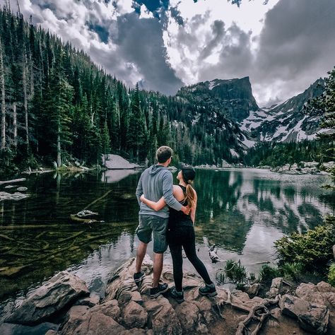 First-Timer's Guide to Hiking Emerald Lake Trail - wherever.someday Mountain Date Ideas, Colorado Outfit November, Emerald Lake Rocky Mountain National Park, Family Hiking Photography, Mountain Hiking Aesthetic Couple, Colorado Fashion Summer, Colorado Hiking Aesthetic, Hiking Photography Couples, Mountain Vacation Aesthetic