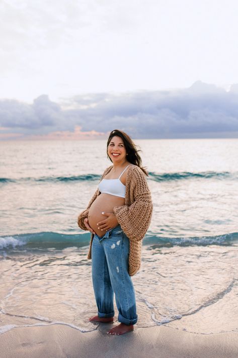 Maternity Photography Jeans Outfit, Maternity Photography Jeans, Maternity Fits, Top Photoshoot, Beach Maternity Photoshoot, Winter Maternity Outfits, Winter Beach, Maternity Pics, Winter Maternity