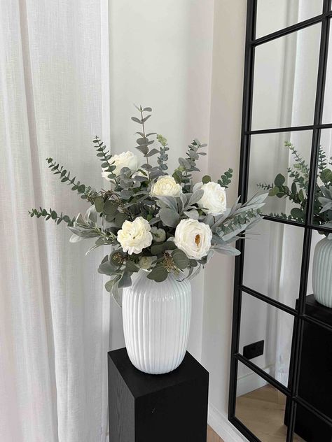 White And Green Flowers Wedding, Green Flowers Wedding, Modern Vases Decor, White And Green Flowers, Center Table Decor, Fake Flower Arrangements, Fake Flower Bouquet, Faux Floral Arrangement, Open Rose