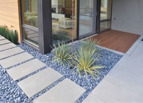 Modern pathway design ideas to increase the value of your home Paving Ideas, Beautiful Home Gardens, Modern Front Yard, Rock Garden Design, Garden Paving, Stone Walkway, Modern Landscape Design, Have Inspiration, Side Yard