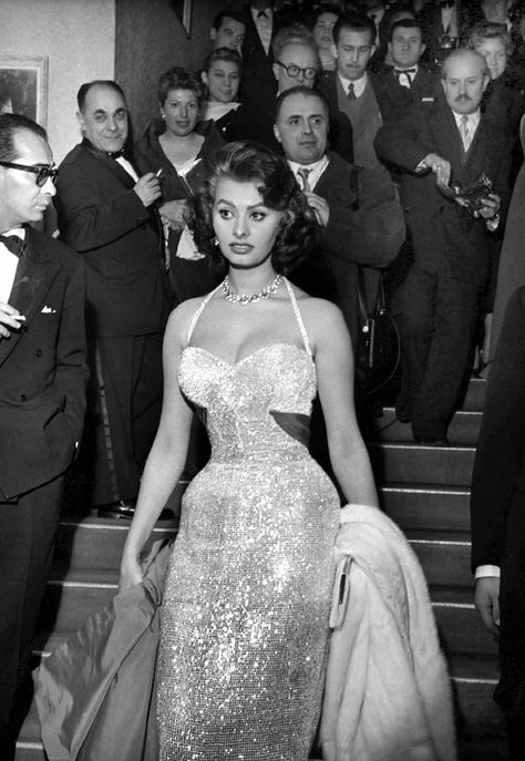 The Best Hourglass Bodies of all Time: Marilyn Monroe, Ursula Andress, and More Istoria Modei, Sofia Loren, Marlene Dietrich, Kate Upton, Raquel Welch, Hollywood Glam, Sophia Loren, Old Hollywood Glamour, Iconic Women