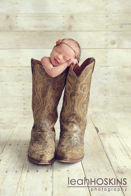 Lyric might fit.... If not I can wait till she can stand by her self and put mommy's or daddy's shoes on her feet. Country Babies, Baby Cowboy Boots, Foto Kids, Foto Newborn, Kind Photo, Baby Fotografie, Cowboy Baby, Newborn Pics, Foto Baby