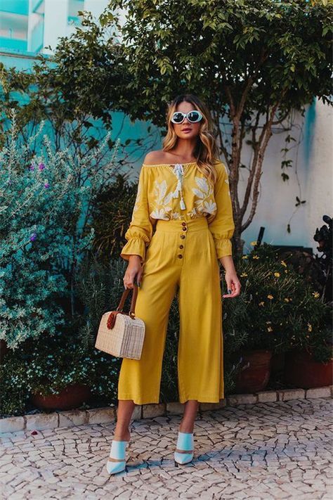 36 Trendy Yellow Outfits Ideas to Brighten up Your Day  #Colors #Outfits How To Wear Culottes, Blouses Designs, Fashion Blogger Outfit, Blogger Outfits, Women Fashion Edgy, Yellow Outfit, Summer Fashion Trends, Fashion 2018, Casual Summer Outfits