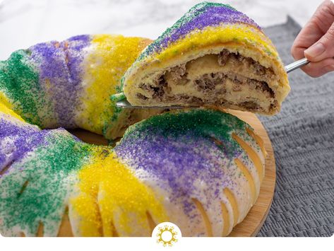 King Cake Recipe Cream Cheese, Strawberry Cream Cheese Filling, King Cake Recipe Easy, King Cake Recipe, Cream Cheese Bread, Resipi Kek, Cake Filling Recipes, Mardi Gras King Cake, Mardi Gras Food