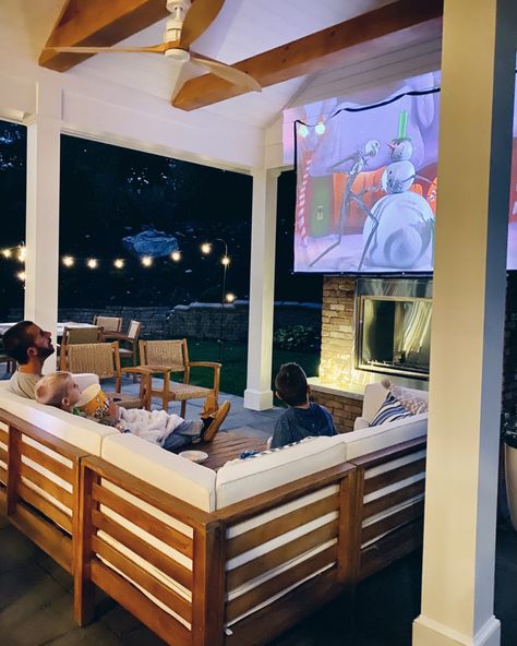 Outdoor Theater Ideas, Diy Backyard Movie, Diy Backyard Movie Night, Outdoor Projector Screen, Backyard Movie Theaters, Outdoor Movie Theater, Outdoor Movie Night, Backyard Movie Nights, Outdoor Projector