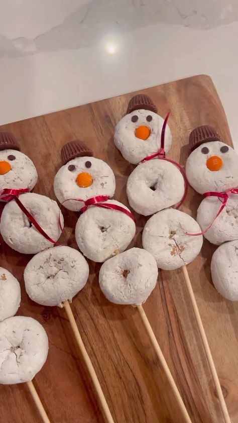 367K views · 42 reactions | Fun kids treat! Frosty the snowman! #christmas #christmasdecor #christmastree #christmassnacks #christmasideas #christmasrecipes #christmasdessert #christmasdesserts #kidssnacks #kidssnackideas #kidssnack #funkidsfood #christmasfood #christmasparty #chocolatedessert #meltedchocolate #christmastime #mostwonderfultimeoftheyear #sahm #sahmlife | Tiffany Hager | Myrusticmodernhome | Bing Crosby · Frosty The Snowman (Remastered 2006) Snowman Christmas Treats, Snowman Food For Kids, Frosty The Snowman Party, Frosty The Snowman Decorations, Snowman Food, Christmas Market Food, Snowman Christmas Party, Snowman Donuts, Christmas Food Crafts