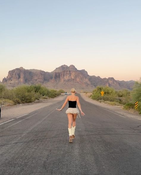 MJ (@mjhedderman) • Instagram photos and videos Arizona Picture Ideas Instagram, Southwestern Photoshoot, Arizona Desert Photoshoot, Desert Instagram Pictures, Disco Desert, Joshua Tree Photoshoot, Arizona Photoshoot, Desert Pics, Desert Cowgirl