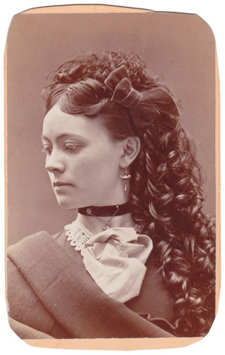 Her hair is perfection! (Photograph by Curtis & Crosby, Lewiston, Maine, USA, ca. 1870s). #Victorian #woman #fashion 19th Century Hairstyles, 1800s Hairstyles, Lewiston Maine, Elegance Hair, Era Victoria, Historical Hairstyles, 19th Century Women, Victorian Hairstyles, Beautiful Long Dresses