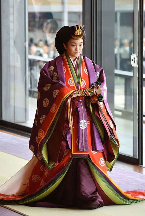 Imperial Clothing, Princess Mako, Japanese Princess, Statement Hat, Simple White Dress, Kimono Japan, Queen Rania, Culture Clothing, Swedish Royals