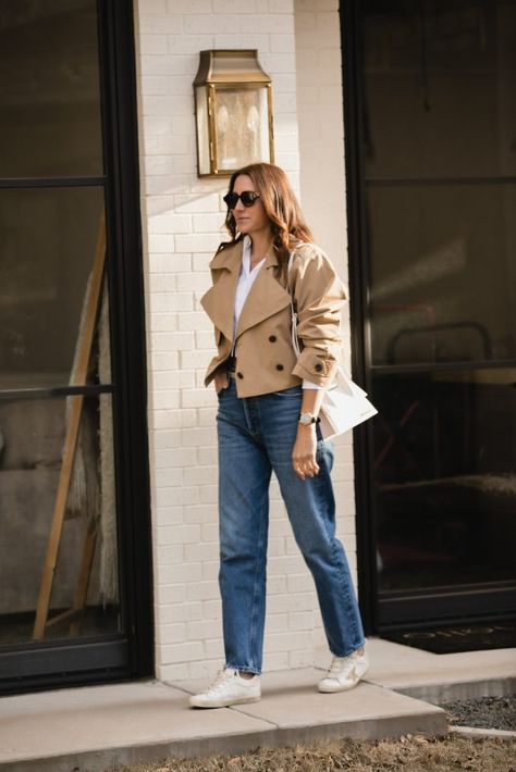 How to Style Cropped Trench Coats, cropped trench coat, crop trench, trench coat outfit ideas, quiet luxury outfits Trench Jacket Outfit, Tan Blazer Outfits, Trench Coat Outfit Spring, Short Trench Coat Women, Cropped Blazer Outfit, Classy Style Outfits, Trench Coat Street Style, Cropped Jacket Outfit, Trench Outfit