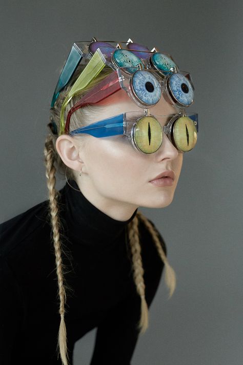 #PercyLau #FashionHubMarket #mfw #newtalents Kacamata Fashion, نظارات شمسية, Weird Fashion, Trik Fotografi, Fotografi Potret, Mode Outfits, Costume Design, Music Festival, Goggles