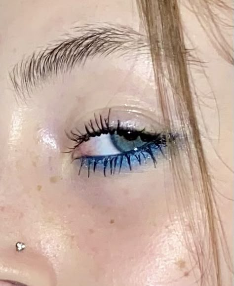 Cobalt Eye Makeup, Bottom Waterline Eyeliner, Blue Under Eyeshadow, Makeup Ideas Under Eyes, Blue Eyeliner On Blue Eyes, Blue Eyeliner Looks Simple, 2000s Makeup Blue Eyeshadow, Blue Undereye Liner, Casual Blue Makeup