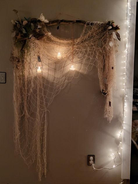 Fishing net, driftwood, sea.shells, candles, black tourmaline, wall decor Fish Net Decor, Themed Bedroom Ideas, Blue Bathroom Ideas, Ocean Room Decor, Ocean Bedroom, Decorate Room, Ocean Themed Bedroom, Mermaid Bedroom, Ocean Room