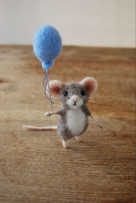 Small Felted Animals, Wool Felted Animals, Easy Felting Projects, Needle Felting Flowers, Felted Wool Projects, Felt Needling, Needle Felting Ideas, Needle Felting Animals, Needle Felted Mice