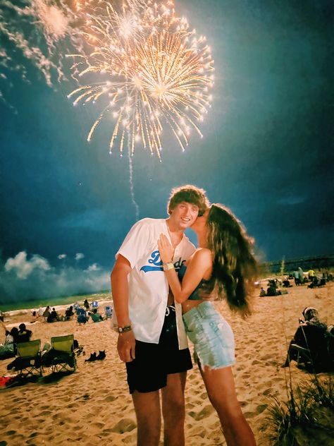 4th Of July Bf Pics, Couple Poses 4th Of July, Cute Couple Poses 4th Of July, 4th Of July Pictures Poses, Fourth Of July Poses With Boyfriend, Forth Of July Couple Pics, 4th Of July With Boyfriend, Couples Fireworks Pictures, Couple 4th Of July Pictures