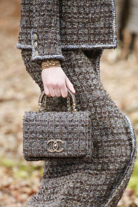 Chanel Chanel Winter, Chanel Style Jacket, Moda Chanel, Chanel Fashion Show, Chanel Outfit, Best Designer Bags, Chanel Style, Mode Chanel, Chanel Jacket