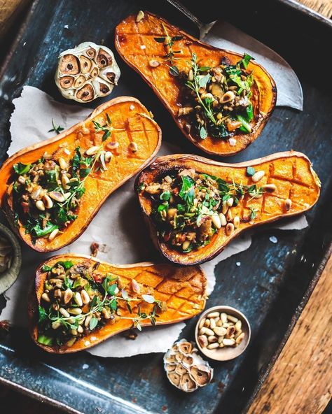 Baked Butternut Squash with Mushroom Filling - Plant Based News Groente Geregte, Mushroom Filling, Stuffed Butternut, Vegetarian Mains, Baked Butternut Squash, Plat Vegan, Foods Ideas, Spinach Cheese, Baked Squash