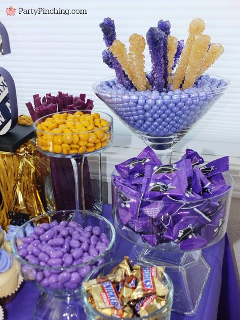 Easy Graduation Party Decorations, Gold Candy Buffet, Dessert Table Graduation, Grad Candy, Graduation Party Desserts, College Graduation Party, Graduation Desserts, Open House Parties, Party College